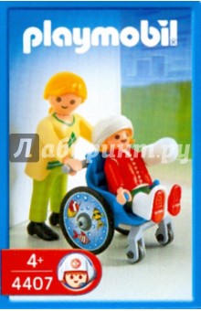 Маленький пациент в кресле-коляске (4407).