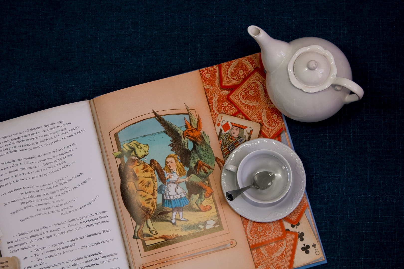 Иллюстрация 1 из 232 для Приключения Алисы в Стране Чудес - Льюис Кэрролл | Лабиринт - книги. Источник: Лабиринт